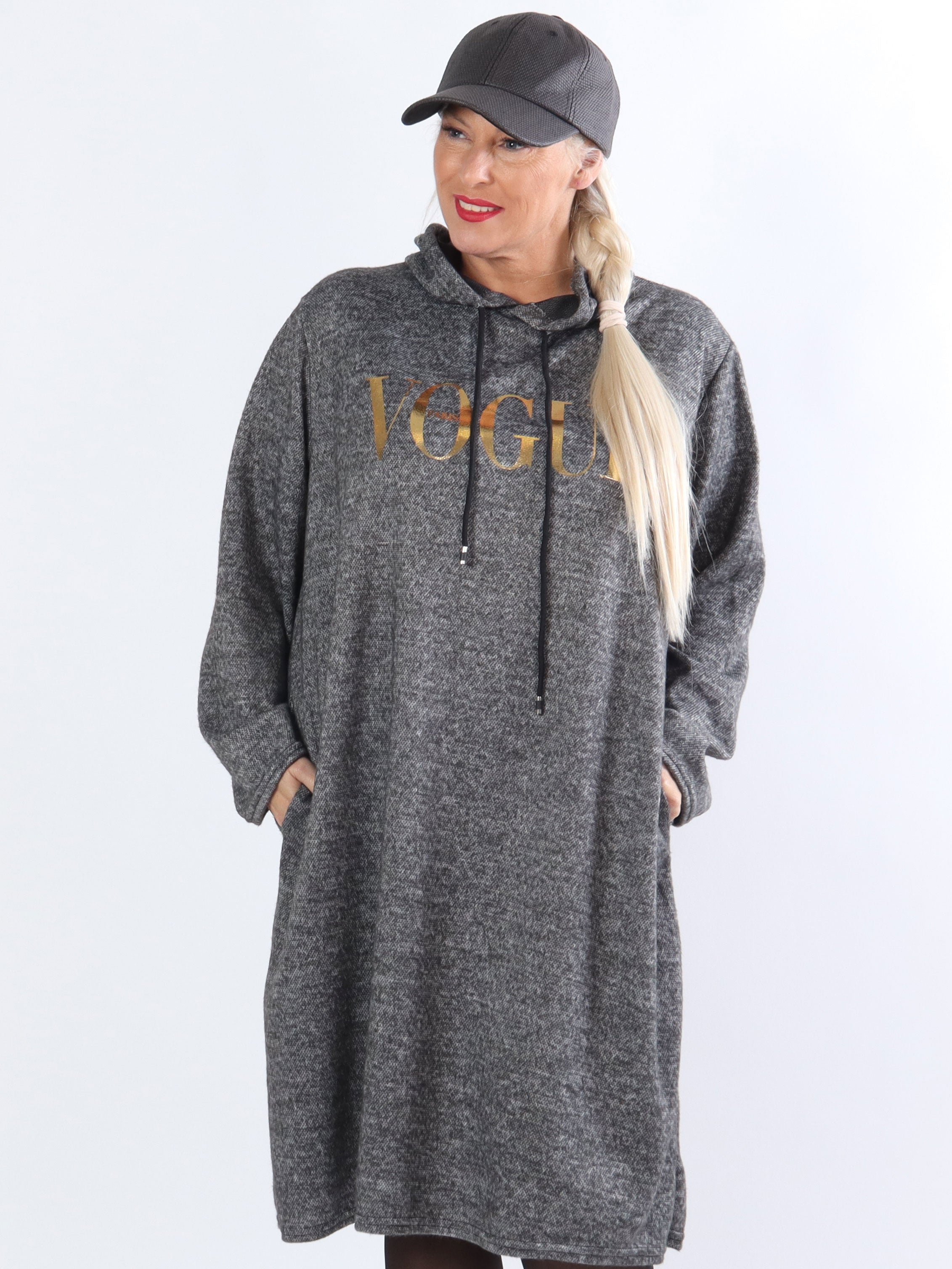 Sarita - Plus size klänning med huva och guldfärgade bokstäver